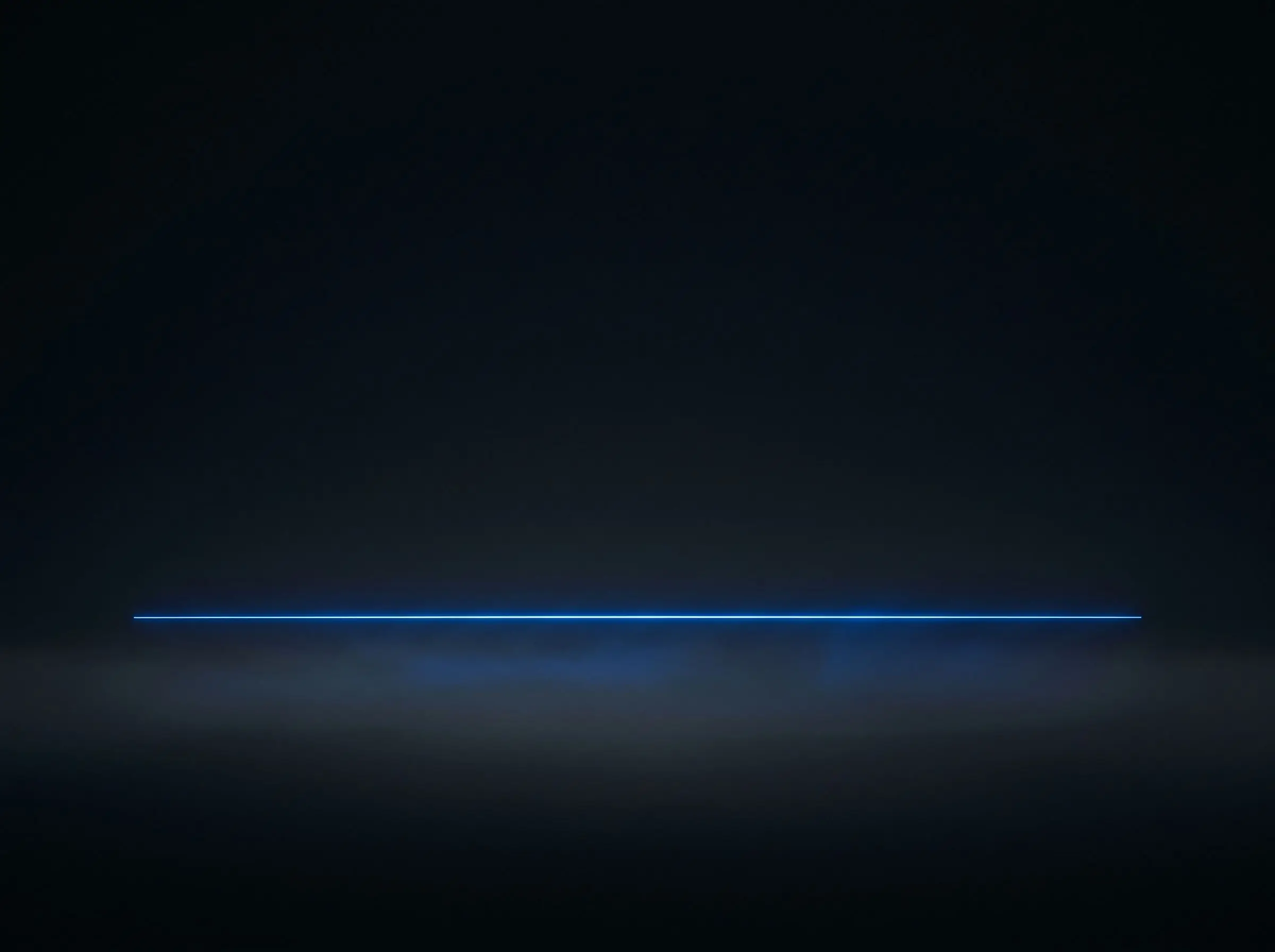 Linie orizontală fină de lumină cobalt într-un spațiu întunecat, minimalist